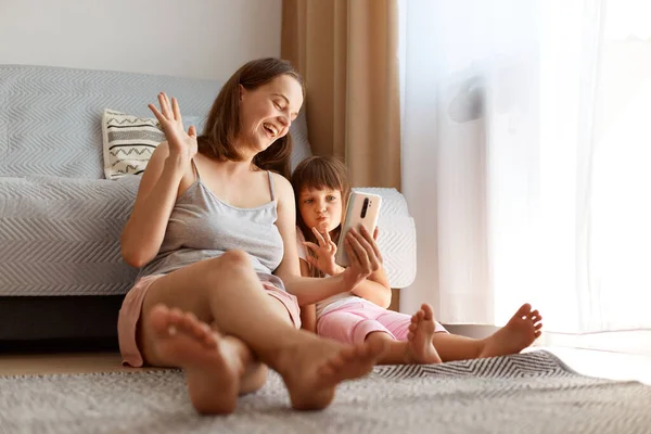 Portrait Extremely Happy Mother Blogger Broadcasting Livestream Her Daughter Waving — Stock Photo, Image