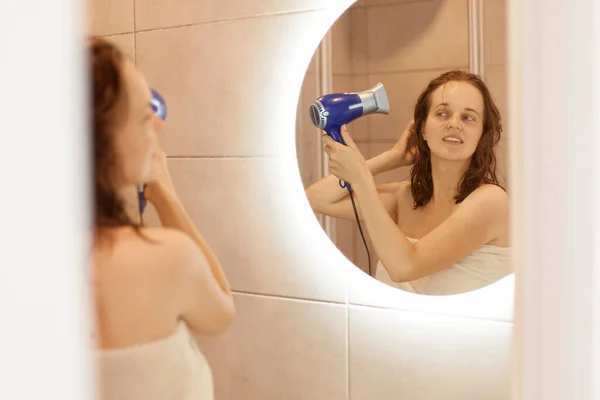 Retrato Mulher Atraente Positiva Secando Cabelo Frente Espelho Tendo Emoções — Fotografia de Stock