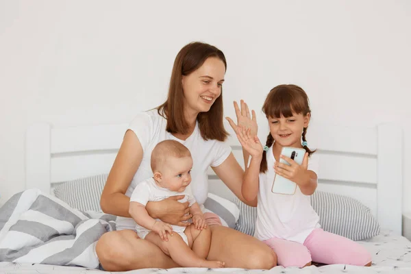 Donna Positiva Con Maglietta Bianca Stile Casual Due Bambine Sedute — Foto Stock