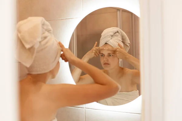 Ritratto Giovane Donna Tormentato Controllo Acne Sulla Fronte Guardando Specchio — Foto Stock