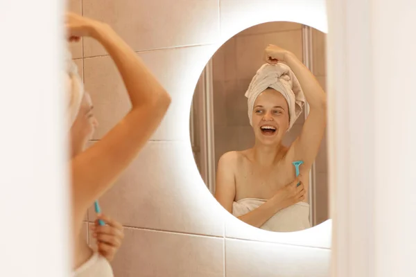 Indoor Shot Mujer Excitada Afeitándose Axila Baño Con Afeitadora Mirando — Foto de Stock