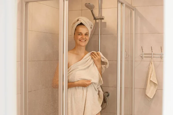 Porträt Einer Jungen Erwachsenen Frau Die Aus Der Dusche Steigt — Stockfoto