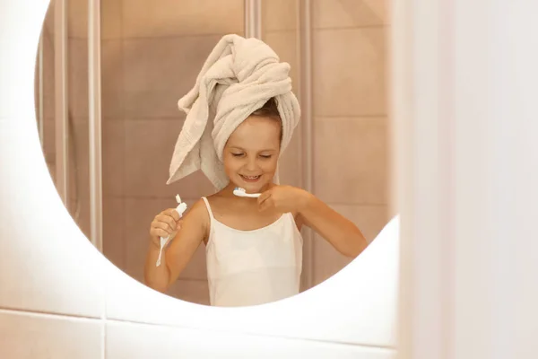 Foto Interna Uma Menina Encantadora Escovando Dentes Banheiro Enquanto Estava — Fotografia de Stock