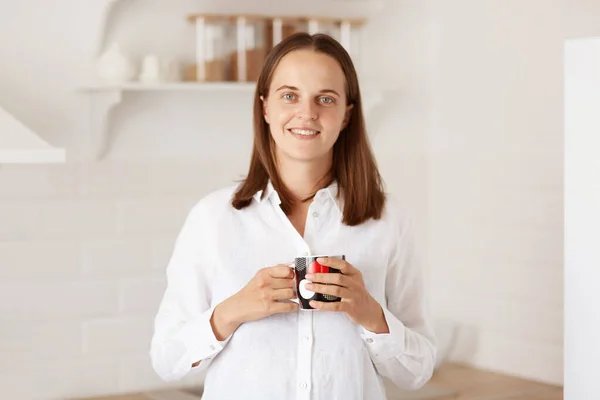 Kapalı Alanda Gülümseyen Güzel Bir Kadının Mutfakta Kahve Içerken Mutlu — Stok fotoğraf