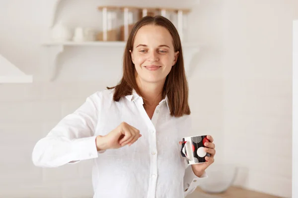 Indoor Tiro Feliz Animado Feminino Acordar Com Excelente Humor Com — Fotografia de Stock