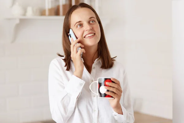 Foto Dalam Ruangan Gadis Cantik Yang Berbicara Telepon Genggam Memegang — Stok Foto