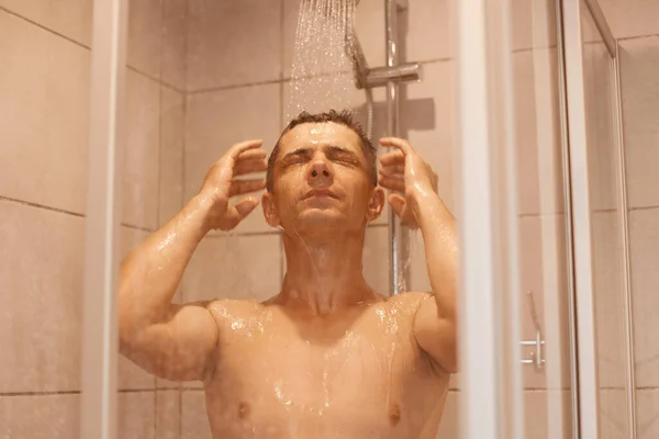 Aantrekkelijke Kalme Jongeman Onder Douche Onder Vallende Waterdruppels Staan Haar — Stockfoto