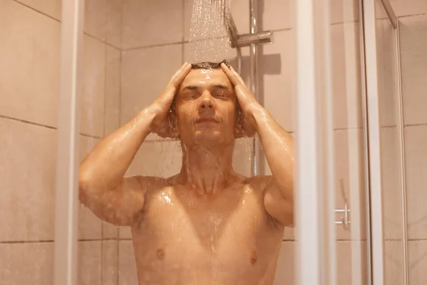 Portret Młodego Dorosłego Mężczyzny Myjącego Skórę Włosy Pod Prysznicem Domu — Zdjęcie stockowe
