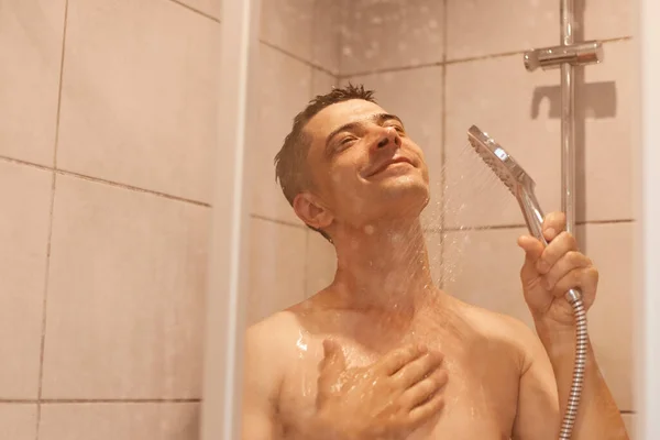 Feliz Hombre Satisfecho Relajado Tomando Ducha Pie Bajo Agua Cabina —  Fotos de Stock