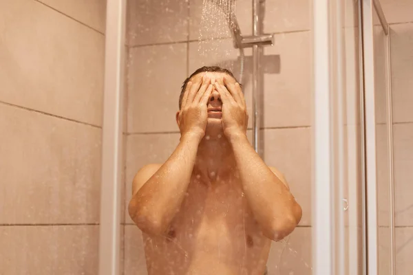샤워를 떨어지는 물방울 아래서 집에서는 얼굴을 보디가드를 위생적으로 일하는 머리의 — 스톡 사진