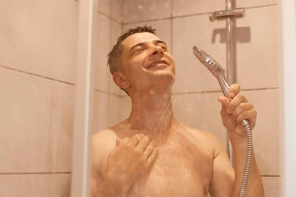 Plan Intérieur Bel Homme Brune Satisfait Prenant Une Douche Posant — Photo