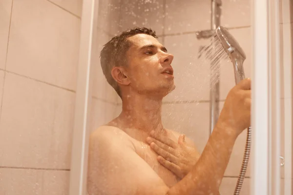 Portret Podekscytowanego Mężczyzny Stojącego Pod Zimnym Prysznicem Otwartymi Ustami Pozującego — Zdjęcie stockowe