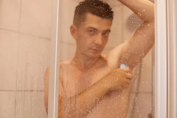 매력적 머리의 남자가 비누로 겨드랑 이를닦고 카메라를 남자가 마치고 샤워를 — 스톡 사진