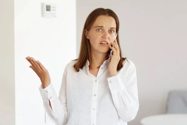 Retrato Mujer Confusa Con Camisa Blanca Estilo Casual Pie Con — Foto de Stock