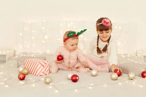 Счастливые Маленькие Девочки Одетые Повседневные Наряды Праздничные Реквизиты Играют Вместе — стоковое фото