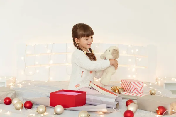 Cute Dziecko Kobieta Warkoczami Noszenia Biały Sweter Gospodarstwa Miękkie Zabawka — Zdjęcie stockowe