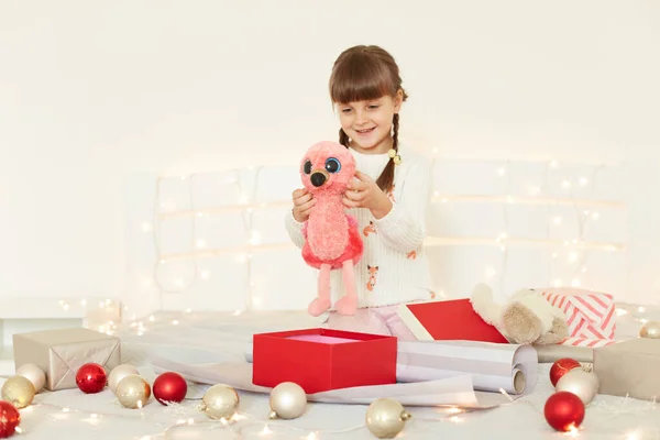 Pozytywny Słodkie Dziecko Kobieta Białym Swetrze Gospodarstwa Miękkie Zabawki Siedzi — Zdjęcie stockowe
