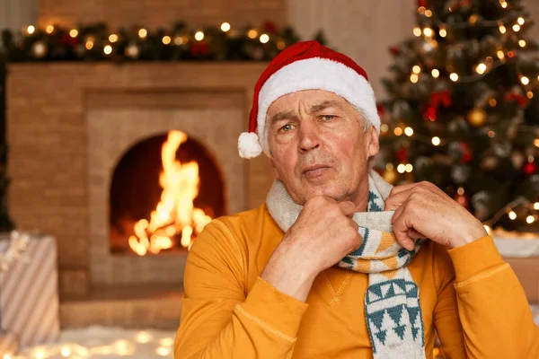 Porträtt Mogen Man Klädd Orange Tröja Halsduk Och Santa Claus — Stockfoto