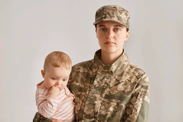 Inomhus Skott Allvarliga Kvinna Soldat Bär Kamouflage Uniform Och Mössa — Stockfoto