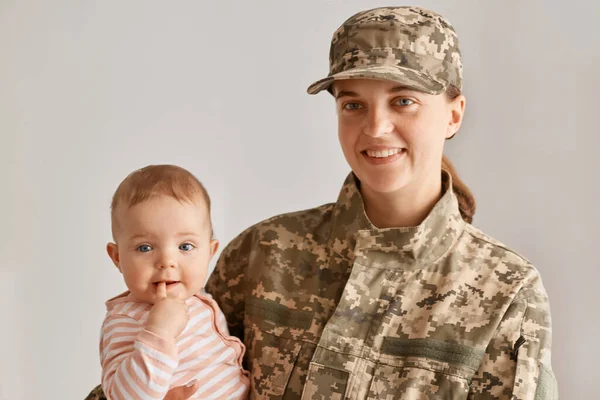 Snygg Glad Positiv Ung Vuxen Kvinna Soldat Poserar Med Sitt — Stockfoto