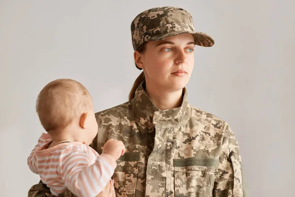Porträtt Pensiv Kvinnlig Soldat Tittar Bort Med Eftertänksamma Uttryck Och — Stockfoto