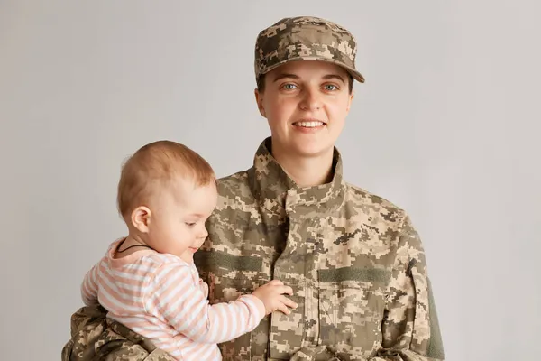 Charmig Liten Flicka Med Sin Militära Mor Kvinna Soldat Håller — Stockfoto
