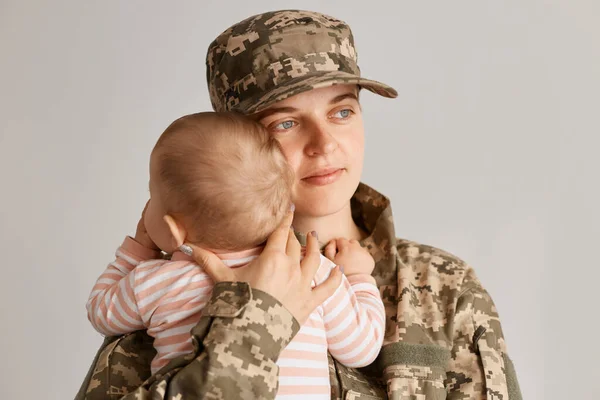 Inomhus Skott Glad Lugn Kvinna Soldat Omfamna Hennes Lilla Barn — Stockfoto