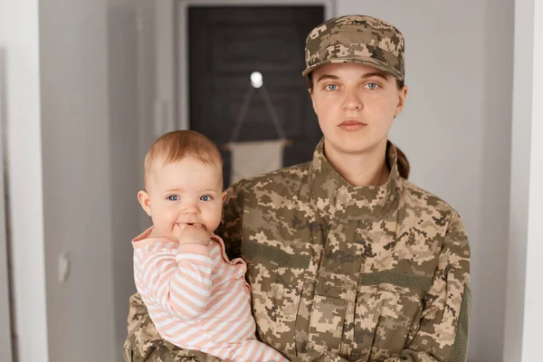 Allvarlig Bossig Militär Mor Bär Kamouflage Uniform Och Hatt Hålla — Stockfoto