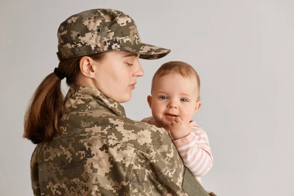 Kaukasiska Militära Mor Bär Kamouflage Uniform Och Hatt Poserar Med — Stockfoto