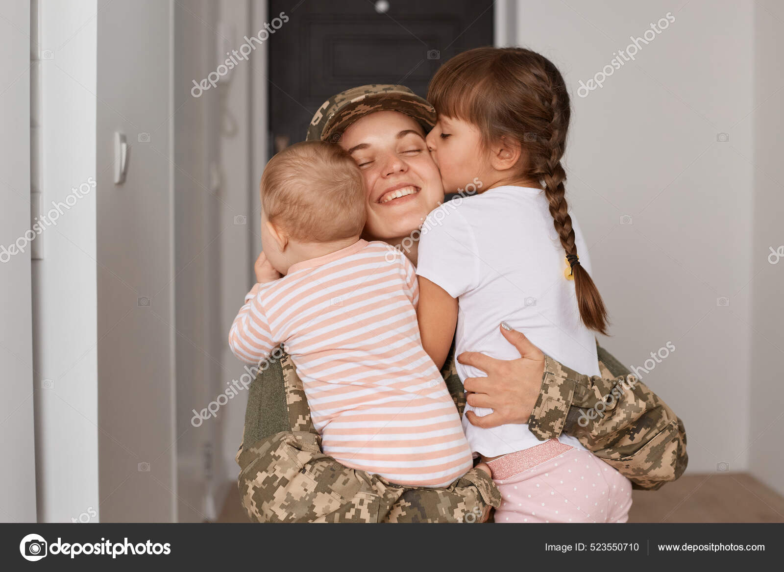 Λευκή Πατριώτισσα Ενήλικη Γυναίκα Στρατιώτης Στολή Καμουφλάζ Που Επιστρέφει  Παιδιά — Φωτογραφία Αρχείου © Sementsova321 #523550710
