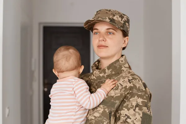 Glad Positiv Optimistisk Stolt Ung Vuxen Kvinna Soldat Bär Kamouflage — Stockfoto