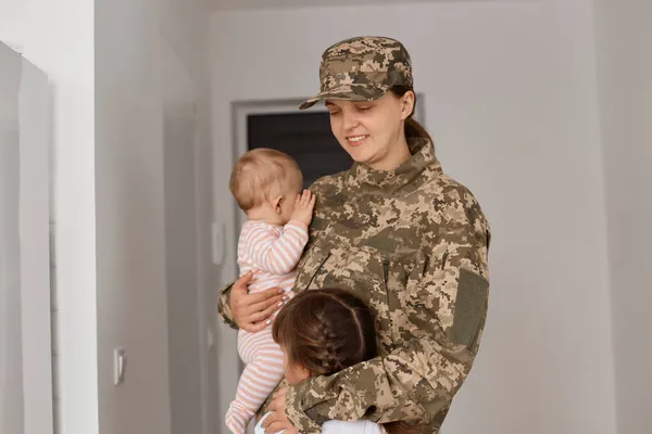 Glad Glad Militär Mor Bär Kamouflage Uniform Och Hatt Krama — Stockfoto