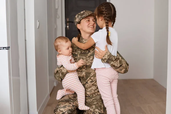 Senang Puas Ibu Militer Mengenakan Seragam Kamuflase Dan Topi Kembali — Stok Foto