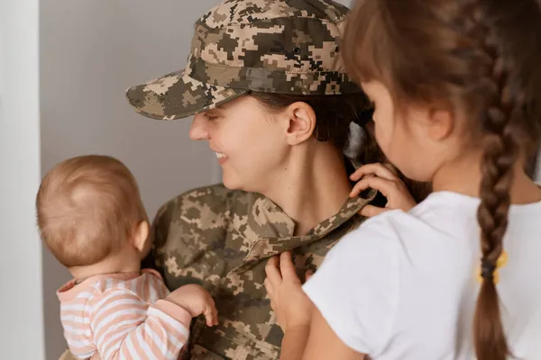 Närbild Porträtt Leende Ung Vuxen Kvinna Soldat Bär Kamouflage Uniform — Stockfoto