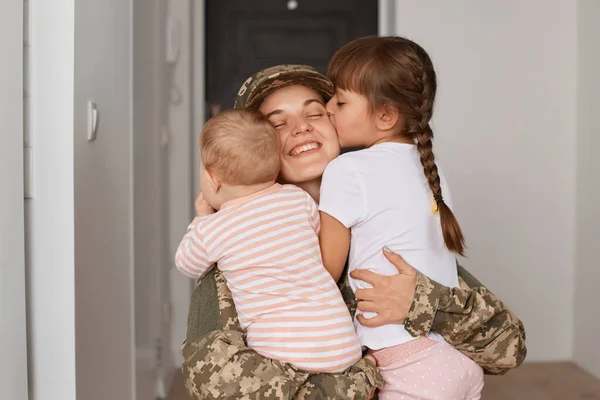 Kaukasische Patriottische Jonge Volwassen Vrouw Soldaat Camouflage Uniform Terugkeer Kinderen — Stockfoto