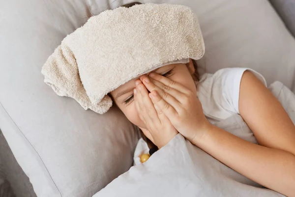Szoros Kép Beteg Kislány Láz Alszik Ágyban Alacsony Hőmérséklet Nedves — Stock Fotó