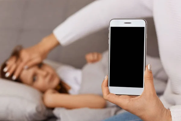 Retrato Primer Plano Una Madre Femenina Irreconocible Tocando Frente Pequeña — Foto de Stock