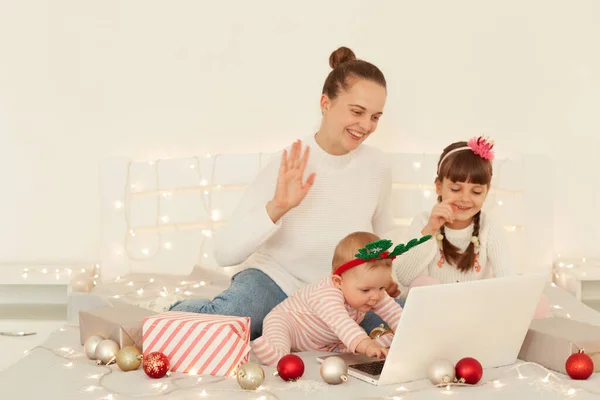 Horizontal Indoor Shot Mother Her Daughters Sitting Bed Front Portable — Stock Photo, Image