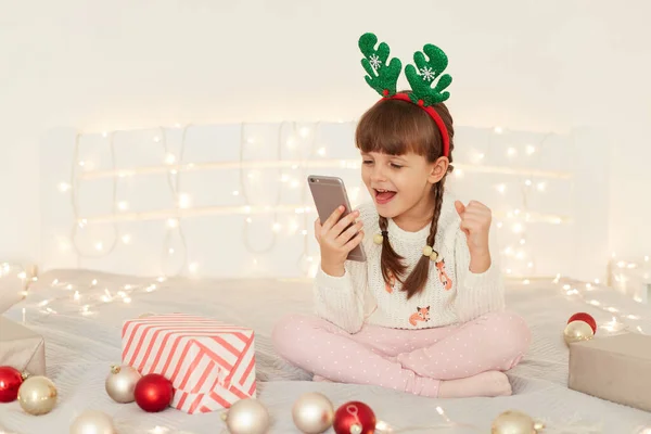 Indoor Tiro Menina Adorável Animado Vestindo Camisola Casual Branco Sentado — Fotografia de Stock