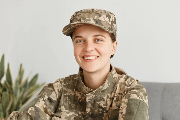 Soldatessa Sorridente Positiva Costume Militare Posa Coperto Nella Stanza Della — Foto Stock