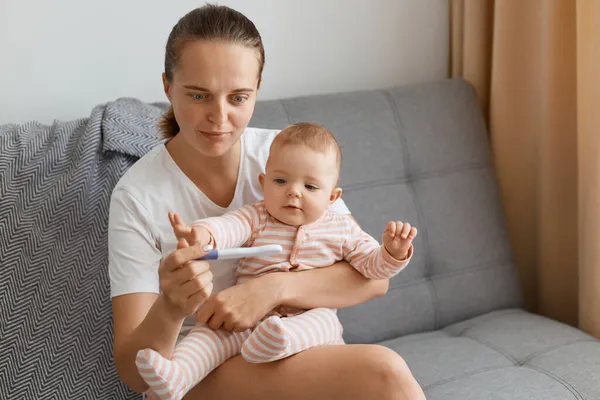 Megdöbbent Kaukázusi Gyönyörű Visel Wnhite Póló Megdöbbent Amikor Terhességi Teszt — Stock Fotó