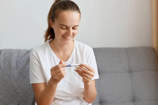 Πορτρέτο Της Ευτυχισμένης Γυναίκας Τεστ Εγκυμοσύνης Στα Χέρια Κάθεται Στον — Φωτογραφία Αρχείου
