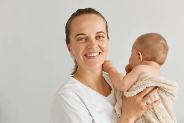 Foto Dalam Ruangan Dari Wanita Optimis Positif Dengan Bayi Dibungkus — Stok Foto