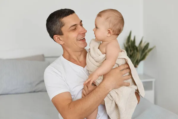 Ritratto Giovane Padre Adulto Con Sua Bambina Avvolta Nell Asciugamano — Foto Stock