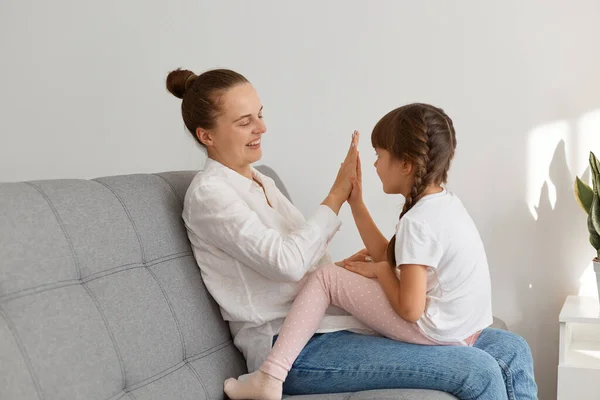 Side View Portrait Mother Her Daughter Playing Patty Cake While — Stock Photo, Image