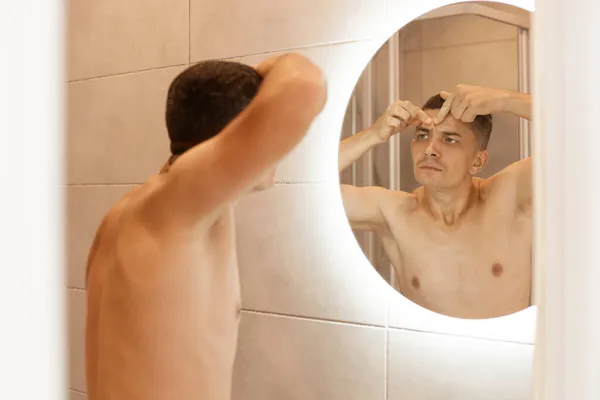 Внутренний Снимок Красивого Мужчины Обнаженным Туловищем Стоящим Перед Зеркалом Ванной — стоковое фото