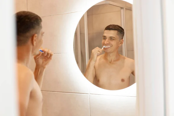 Счастливый Оптимистичный Красивый Мужчина Голым Туловищем Стоящим Перед Зеркалом Ванной — стоковое фото