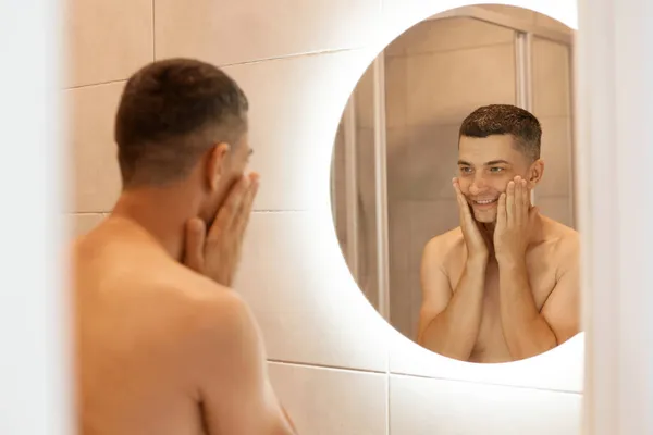 Sourire Agréable Beau Homme Avec Torse Debout Devant Miroir Dans — Photo