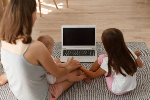 Back View Dark Haired Mother Daughter Sitting Living Room Floor — Stock Photo, Image