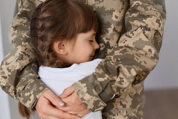 Porträtt Okänd Soldat Kvinna Bär Kamouflage Uniform Kommer Hem Efter — Stockfoto